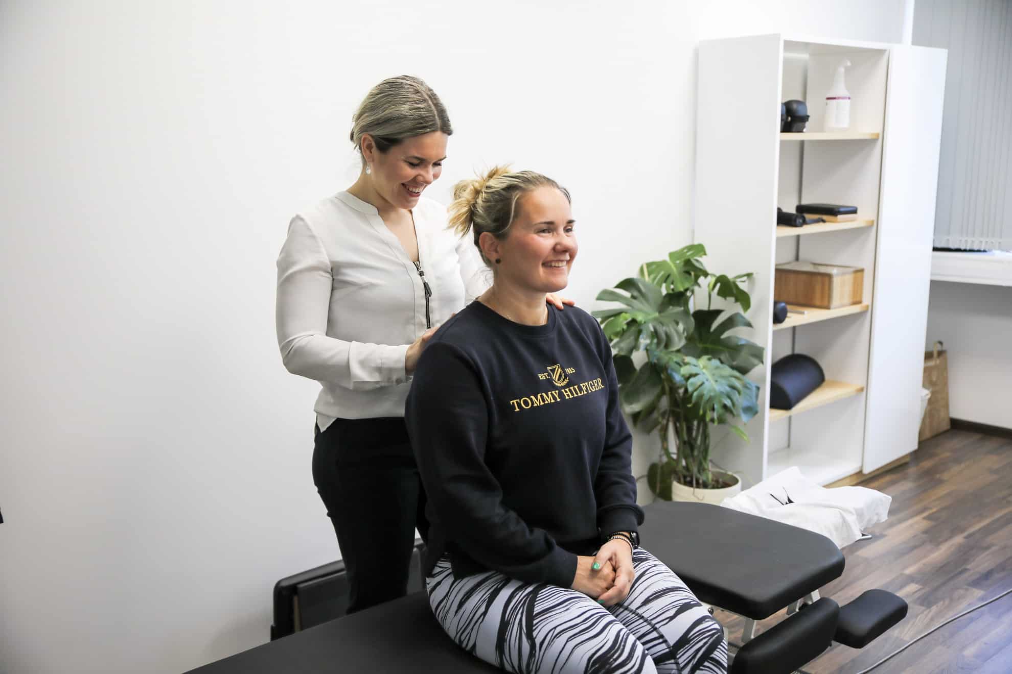 Kiropraktik Tallinna kesklinnas — Kersti Kukk koos kliendiga